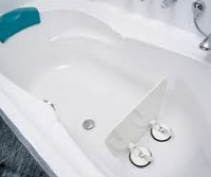 Rétrécisseur fixé au fond de la baignoire