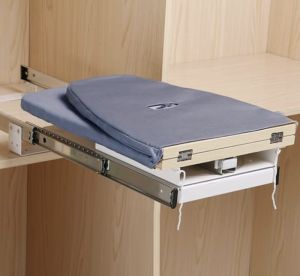 Planche à repasser fixée sur support