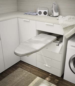 Planche à repasser fixée sur support