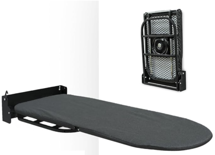 Planche à repasser fixée sur support