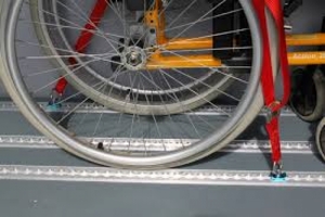 Dispositif de fixation d'un fauteuil roulant