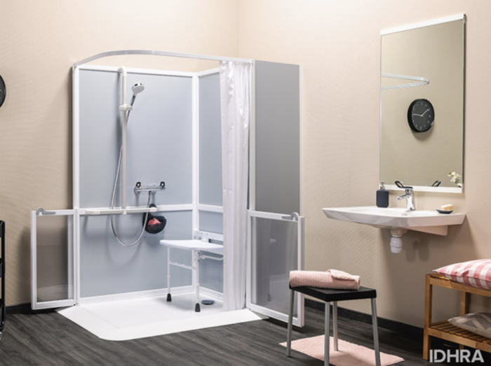 Cabine de douche adaptée
