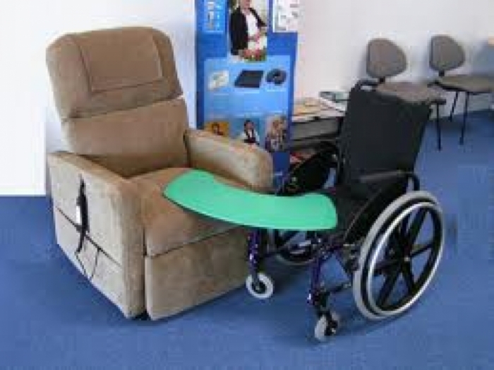 Planche de transfert permettant le transfert chaise roulante/fauteuil
