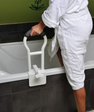 Poignée de bain fixée au rebord de la baignoire