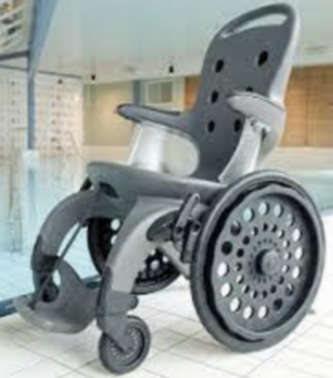 fauteuil roulant spécial pour piscine et plage